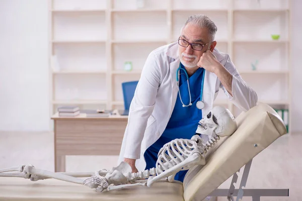 Γέρος Άνδρας Γιατρός Και Σκελετός Ασθενής Στο Νοσοκομείο — Φωτογραφία Αρχείου