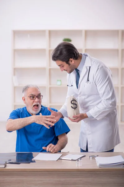 Two Doctors Remuneration Concept — Stockfoto