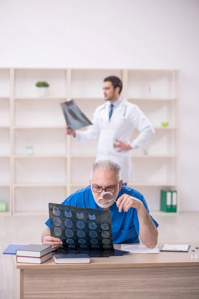 Two Doctors Radiologists Working Hospital — Stockfoto