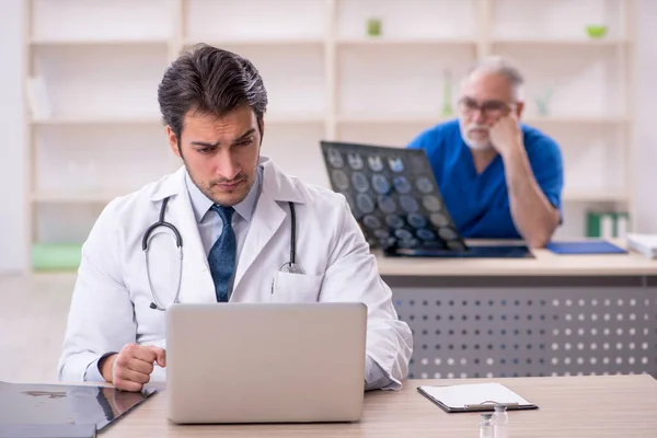 Dos Doctores Concepto Telemedicina — Foto de Stock