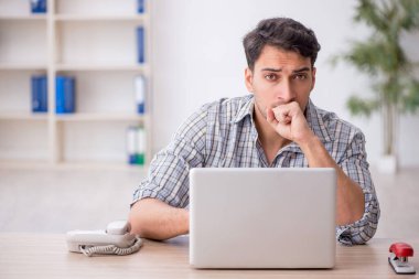 Ofiste çalışan genç bir çalışan.