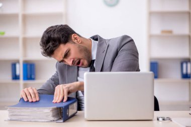 Ofiste çalışan genç bir çalışan.