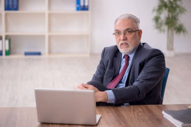 İş yerinde çalışan eski patron.