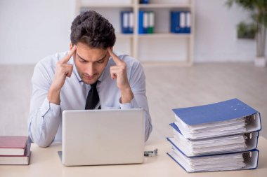 Ofiste çalışan genç bir çalışan.