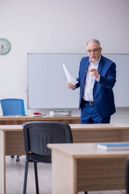 Sınıftaki eski öğretmen.