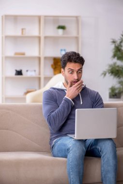 Salgın sırasında evden çalışan genç bir serbest çalışan.