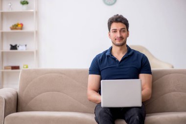 Salgın sırasında evden çalışan genç bir serbest çalışan.