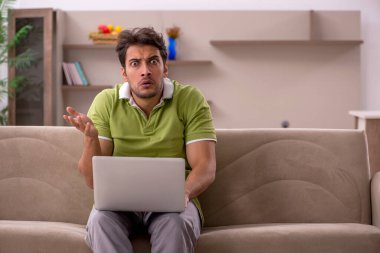 Evden çalışan genç bir serbest çalışan.