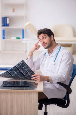 Hastanede çalışan genç doktor radyoloji uzmanı.