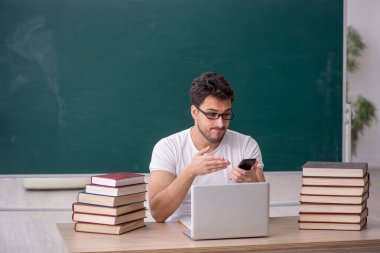 Sınıfta oturan genç öğrenci.