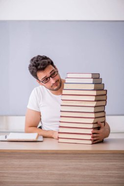 Sınıfta oturan genç öğrenci.
