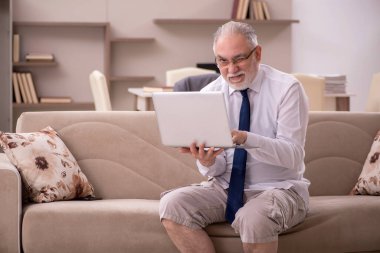 Salgın sırasında evden çalışan eski bir işadamı