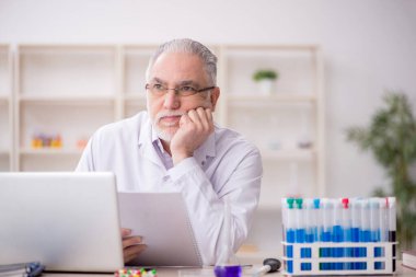 Laboratuvarda çalışan eski bir kimyager.