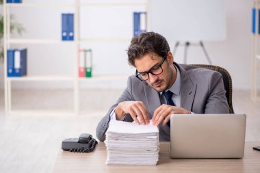 Ofiste çalışan genç işadamı.