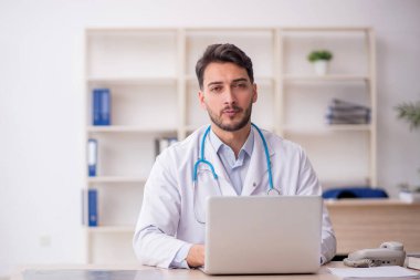 Teletıp konseptinde genç doktor