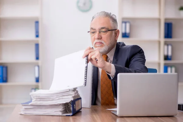 stock image Old employee working in the office