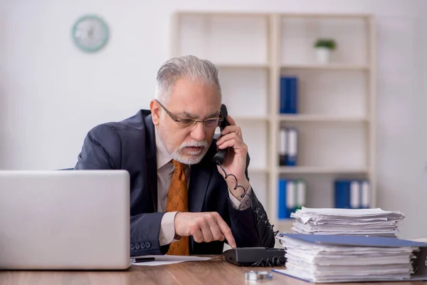 Old Employee Speaking Phone Workplace — Fotografia de Stock