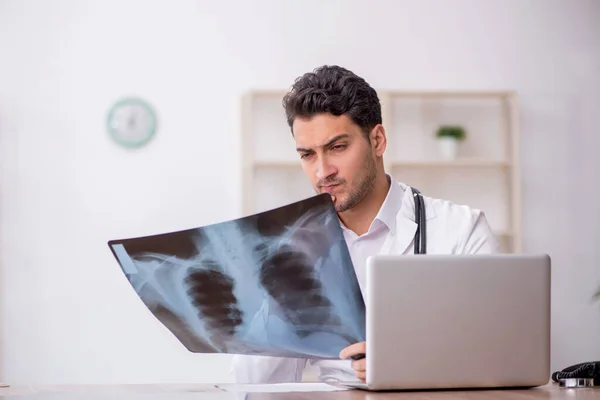 Mladý Lékař Radiolog Pracující Nemocnici — Stock fotografie
