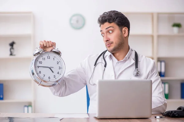 時間管理の概念の若い医者 — ストック写真