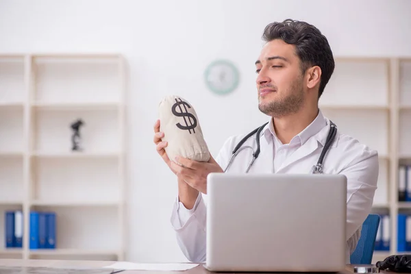 Pahalı Tıp Konseptinde Genç Bir Doktor — Stok fotoğraf