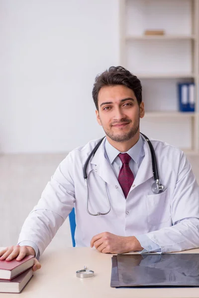 Young Doctor Reading Book Hospital — Stock Photo, Image