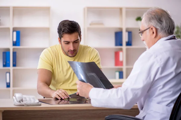 Young Patient Visiting Old Doctor — Stock Photo, Image