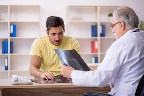 Junge Patientin Besucht Alten Arzt — Stockfoto