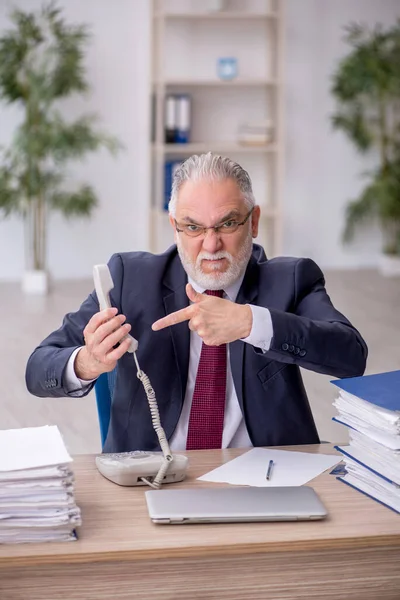 Old Employee Speaking Phone Workplace — Stock Fotó