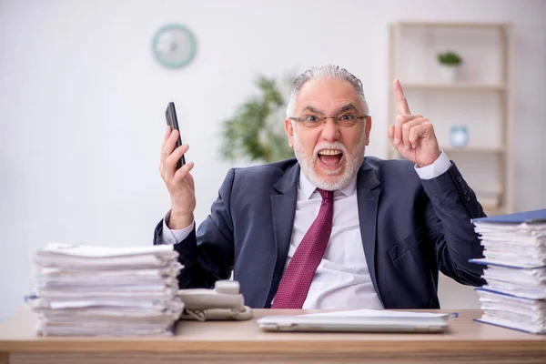 Old Employee Speaking Phone Workplace — Φωτογραφία Αρχείου