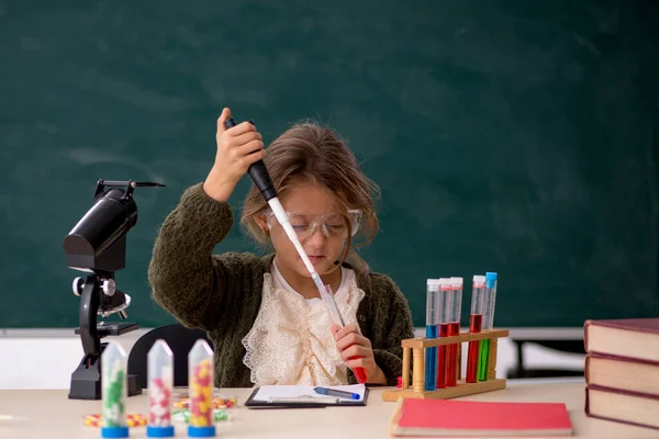 Νεαρό Μικρό Κορίτσι Χημικός Στην Τάξη — Φωτογραφία Αρχείου