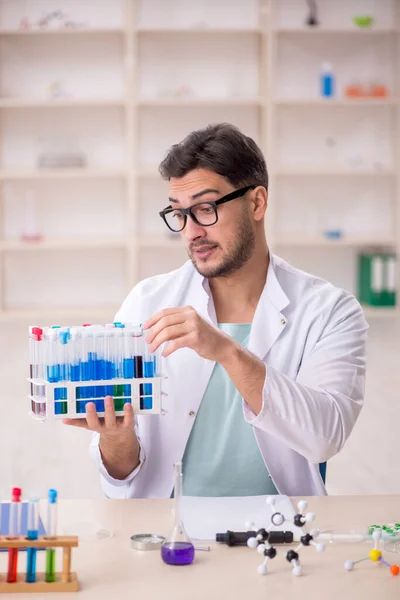 Jonge Chemicus Werkt Het Lab — Stockfoto