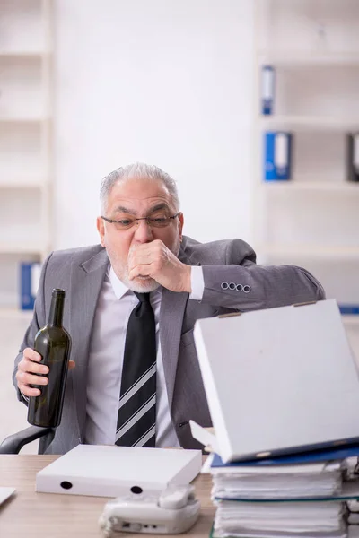 Vecchio Dipendente Che Beve Alcol Sul Posto Lavoro — Foto Stock