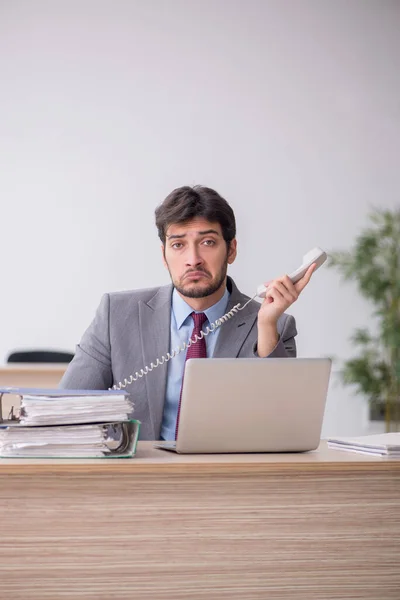 사무실에서 전화로 이야기하는 고용인 — 스톡 사진