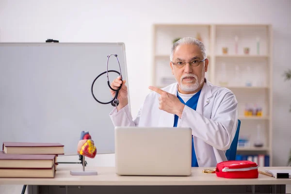 Antiguo Médico Cardiólogo Que Trabaja Clínica — Foto de Stock