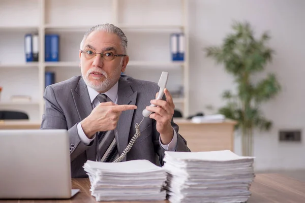 Old Businessman Employee Too Much Work Workplace — Stock Photo, Image
