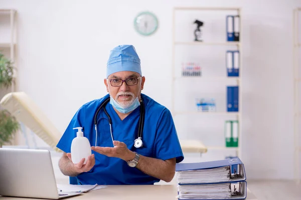 Salgın Sırasında Klinikte Çalışan Yaşlı Bir Doktor — Stok fotoğraf