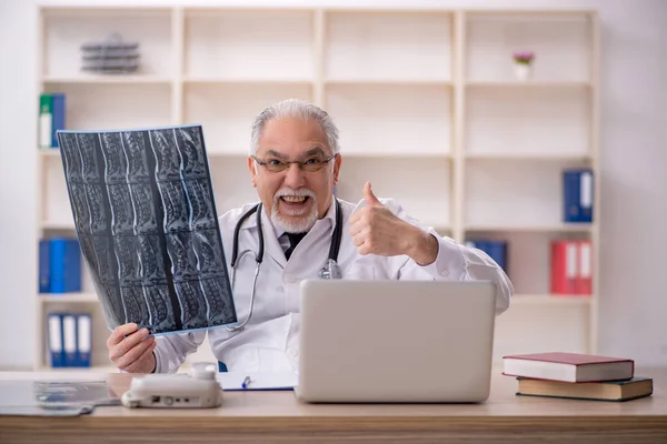 Aged Male Doctor Radiologist Working Clinic — Stock Photo, Image