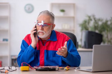 Laboratuvarda eski bir tamirci bilgisayar tamir ediyordu.