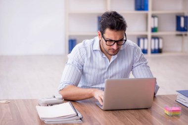 İş yerinde çalışan genç bir işadamı