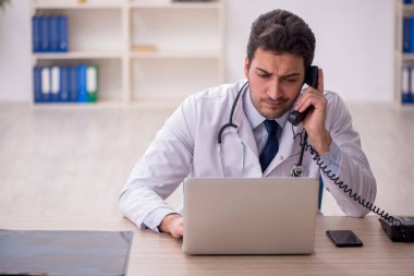 Teletıp konseptinde genç doktor