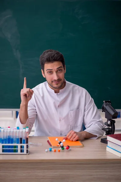 Mladý Chemik Učitel Sedí Třídě — Stock fotografie