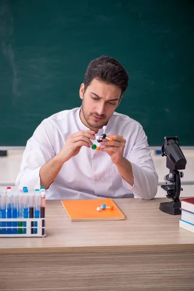 Junge Chemielehrerin Sitzt Klassenzimmer — Stockfoto