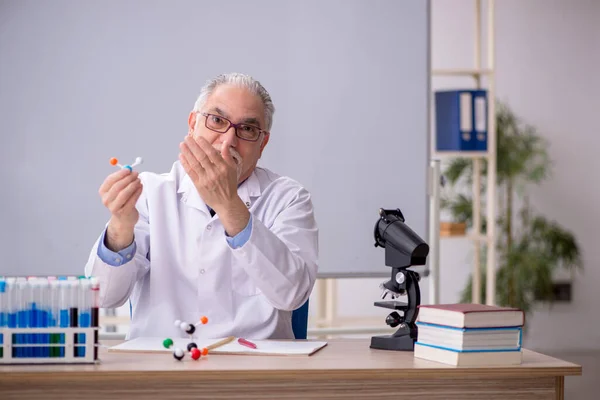 Old Chemist Teacher Sitting Classroom — 스톡 사진