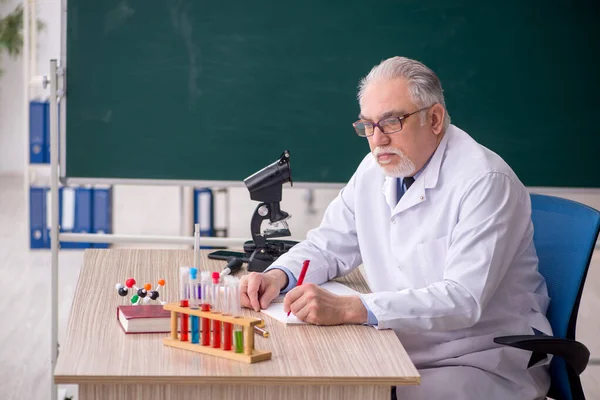 Old Chemist Teacher Sitting Classroom — Fotografia de Stock