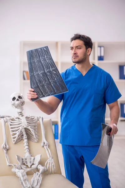 Fiatal Orvos Radiológus Csontváz Beteg Klinikán — Stock Fotó