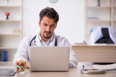 Klinikte çalışan genç bir doktor.