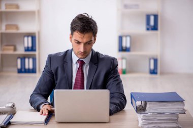 İş yerinde çalışan genç bir işadamı