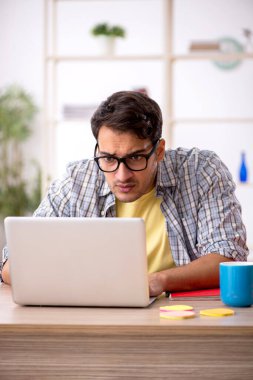 Salgın sırasında evden çalışan genç bir serbest çalışan.