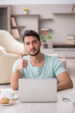 Salgın sırasında evden çalışan genç bir serbest çalışan.