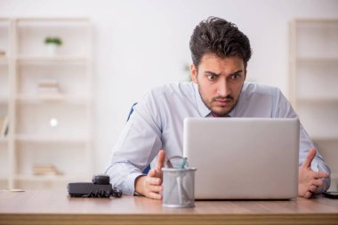 Genç çalışan işyerinde oturuyor.